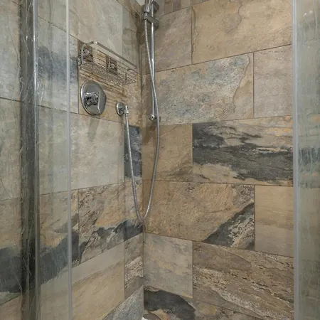 Evasion A Menton, Vieille Menton