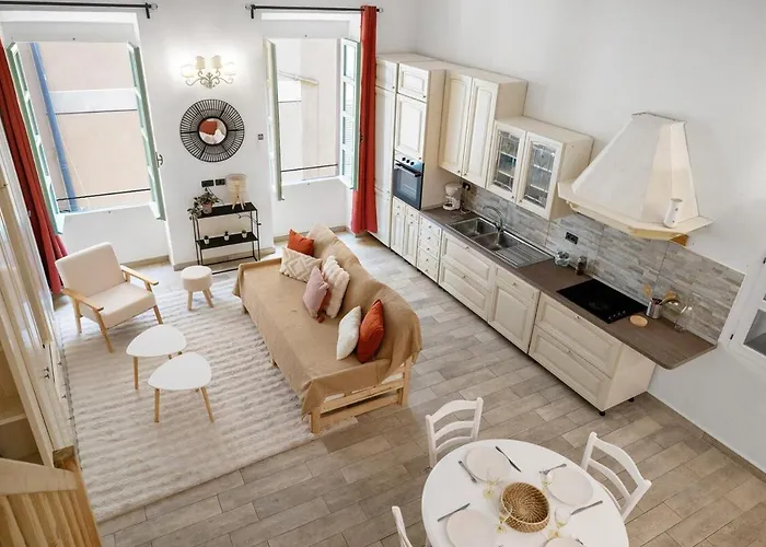 Evasion A Menton, Vieille Apartment