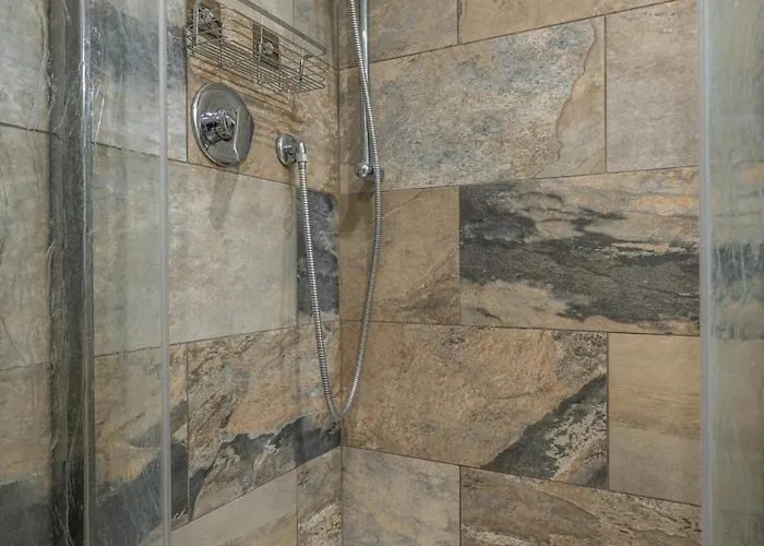 évasion à Menton, Vieille Mentone