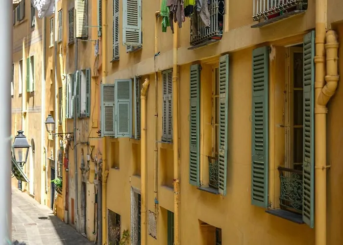 évasion à Menton, Vieille *